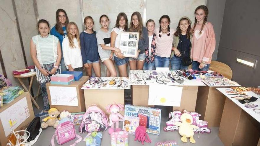 Un grupo de niñas recauda 748 euros en un mercadillo solidario