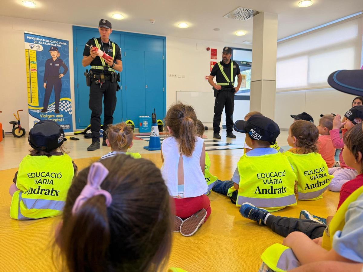 Agentes de la Policía Local de Andratx realizan una jornada de educación vial en la Escoleta Municipal Sol d’Andratx