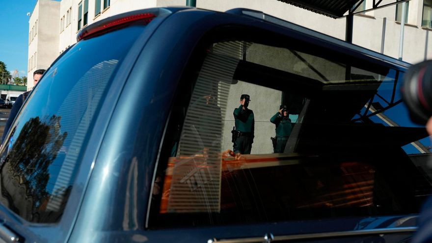 El cuerpo del guardia civil fallecido en Barbate por una narcolancha llega a la Comandancia de la Guardia Civil en Cádiz. Joaquin Corchero / Europa Press
