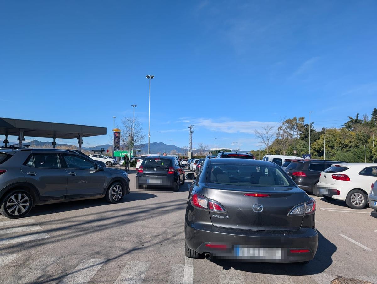 Cua de cotxes aturats intentant sortir de l'Esclat.