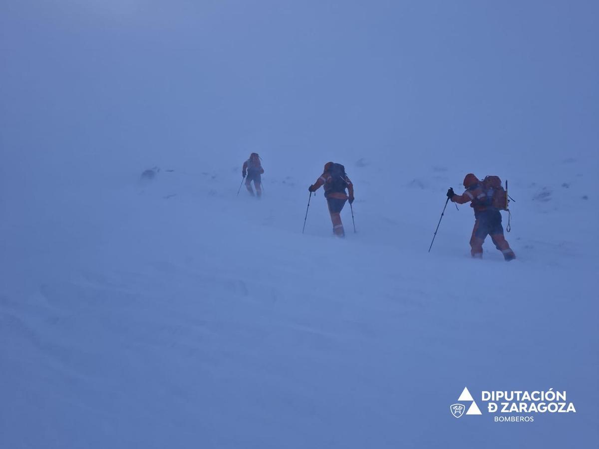 El equipo de rescate en el Moncayo, este sábado.
