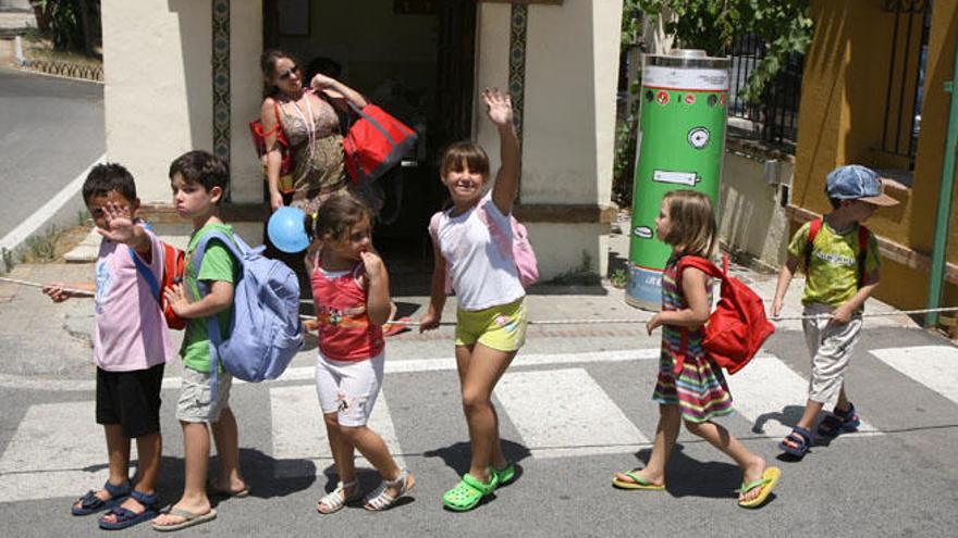 Un grupo de escolares durante la inauguración de una de las escuelas de verano.