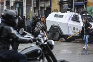 Un hombre tira una piedra contra las fuerzas del orden en Santiago durante una marcha estudiantil celebrada el pasado 27 de mayo para reclamar mejoras en el sistema educativo.