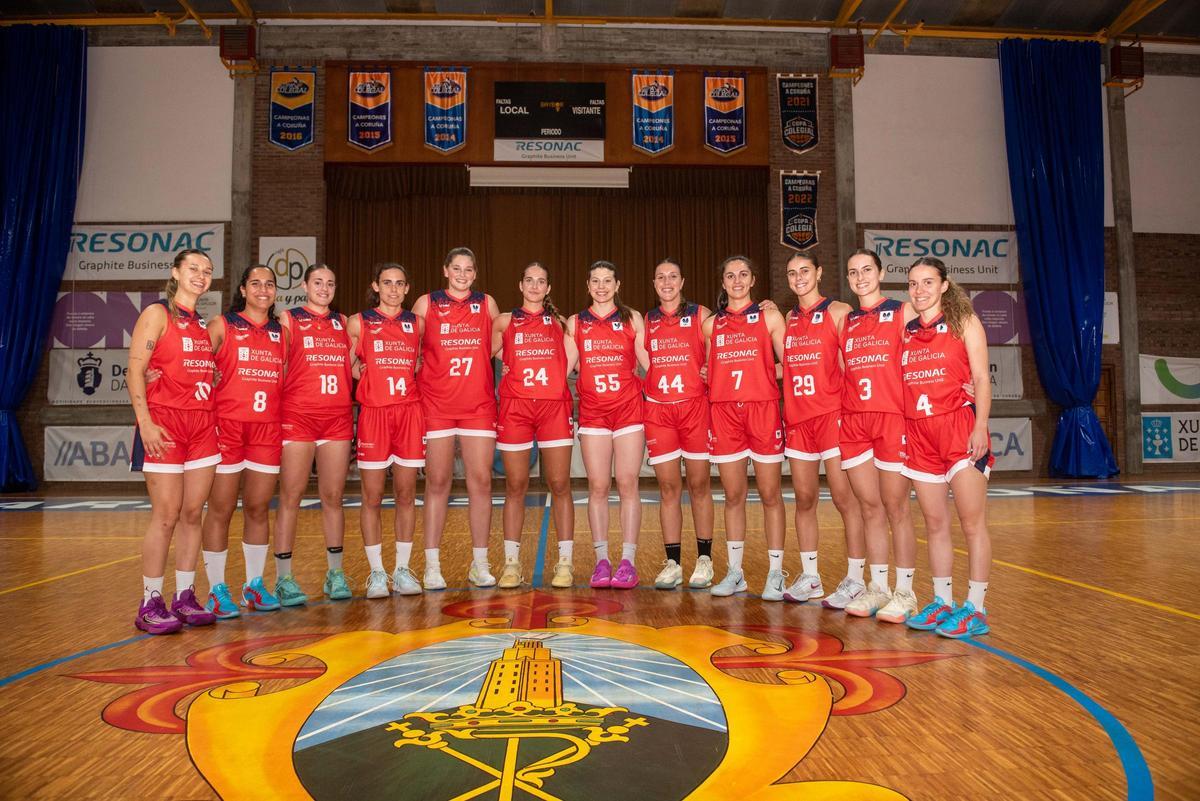 Nuría Ríos, con el dorsal 3, posa junto al resto de la plantilla de Maristas durante la pretemporada.