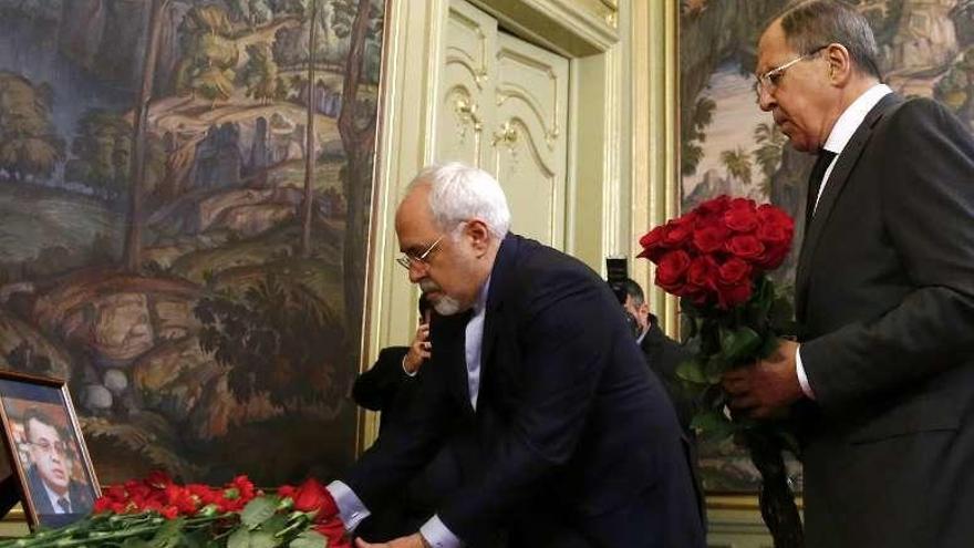 Zarif y Lavrov depositan flores ante un retrato de Karlov. // Reuters