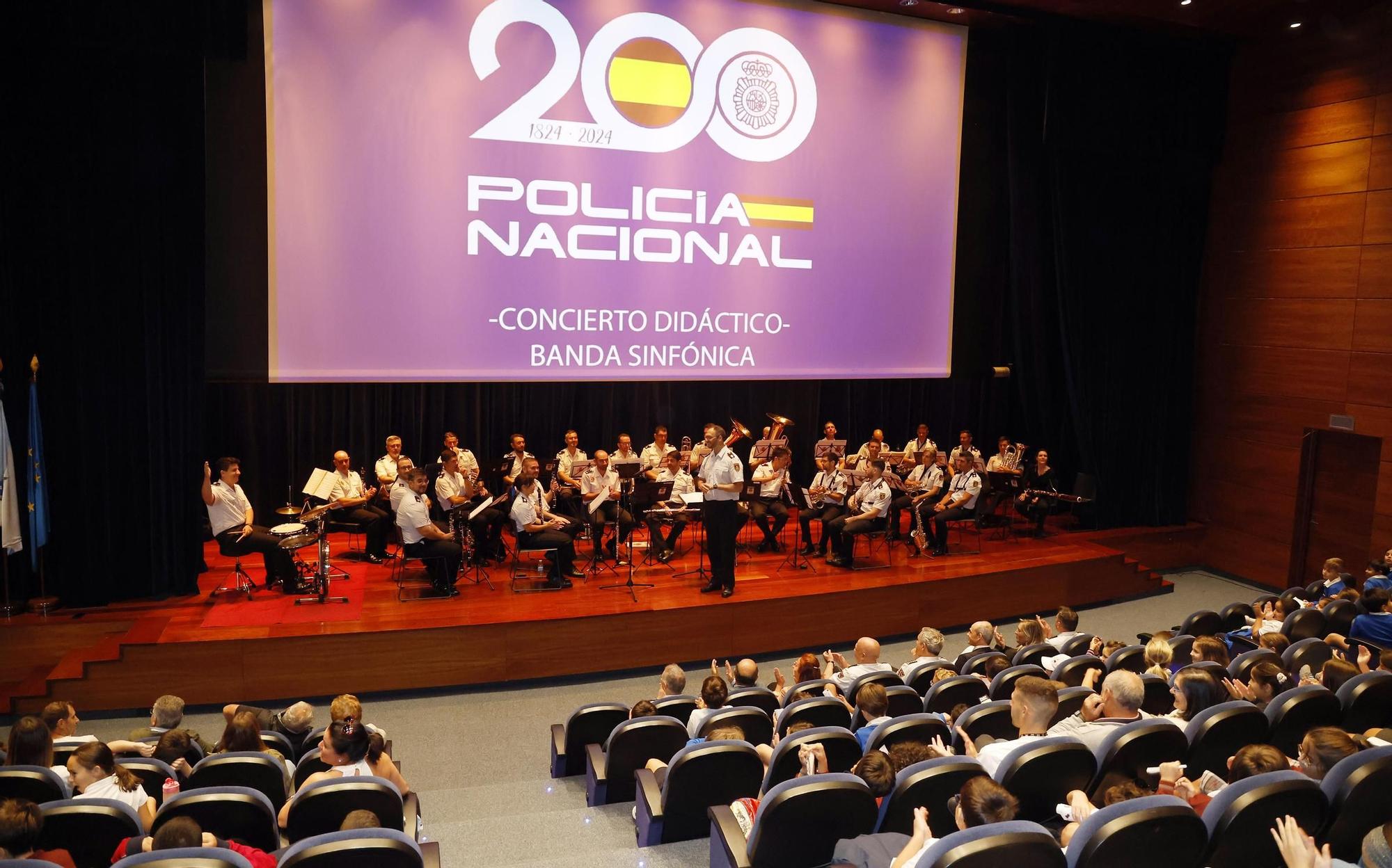 Los perros policía y el robot Sira, protagonistas en la "Exposición de Medios" de la Policía Nacional