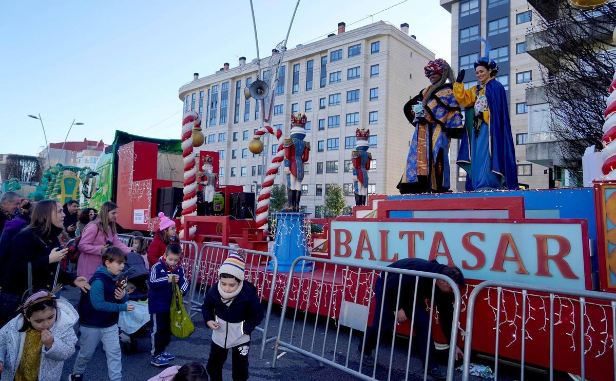 Mucho colorido y más caramelos en la Cabalgata de los Reyes Magos en Vigo