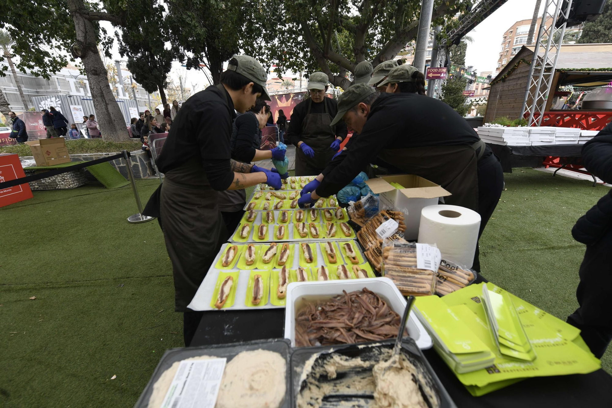 Reparto de pasteles de carne y marineras en la Plaza Circular de Murcia