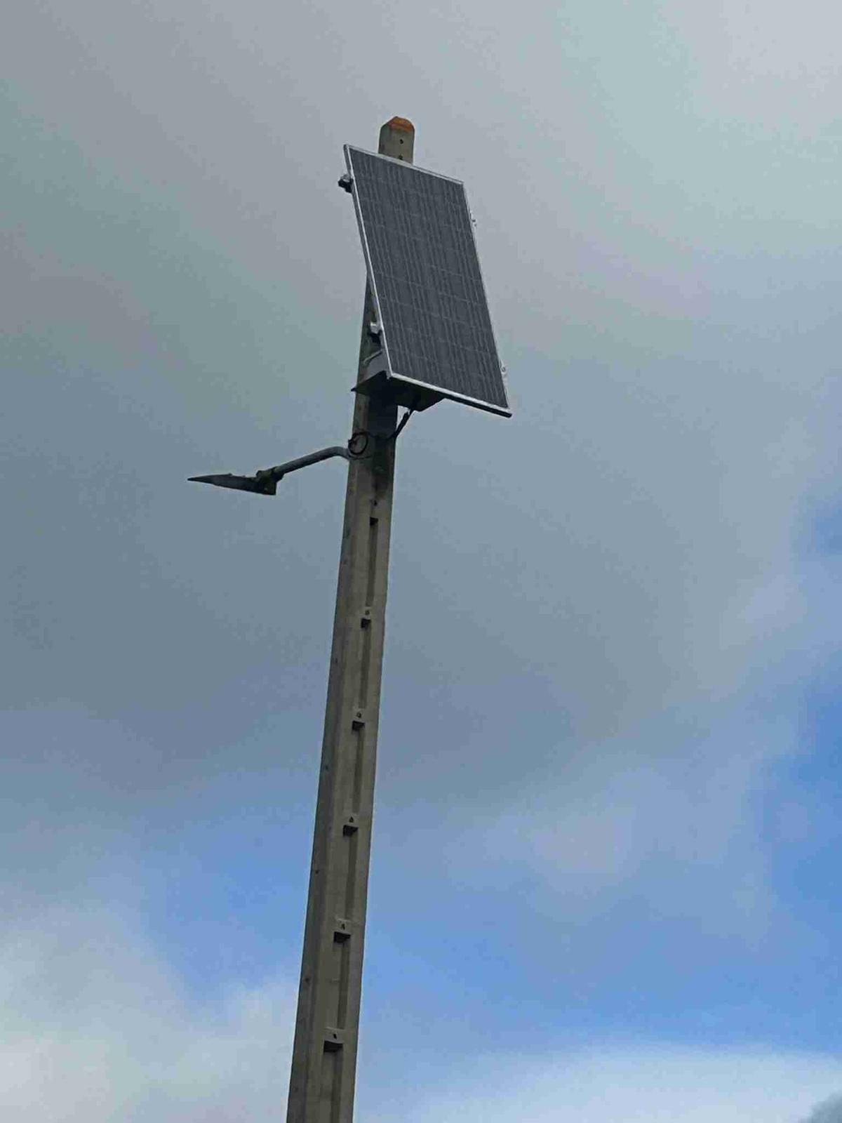 Una de las nuevas luminarias solares instaladas en el rural.