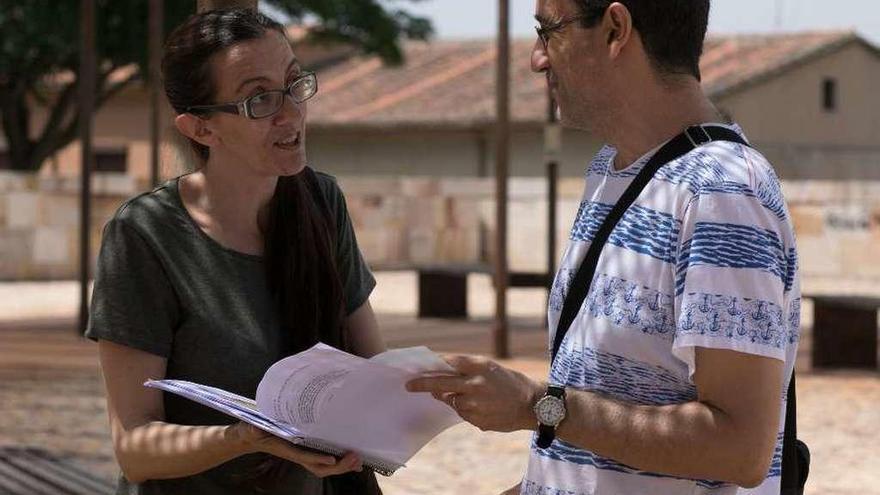 Charo Fernández junto a Eduardo Martín, integrantes del Foro por la Memoria de Zamora.