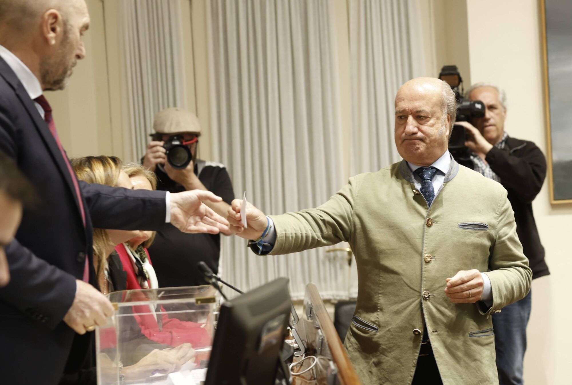 EN IMÁGENES: Así fue la votación para formar la comisión de investigación sobre el accidente minero de Cerredo en  la Junta.