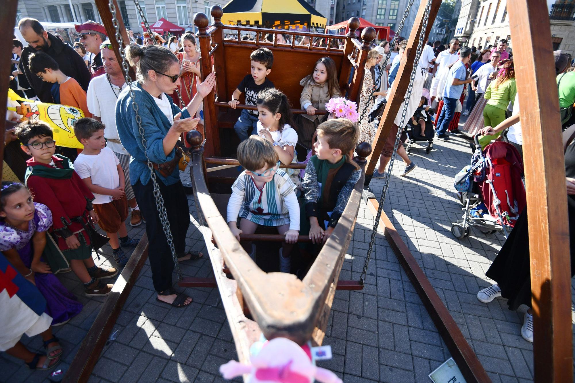 Cortesanos, bufones, damas y caballeros celebran el retorno de su señor: la Feira Franca anima Pontevedra