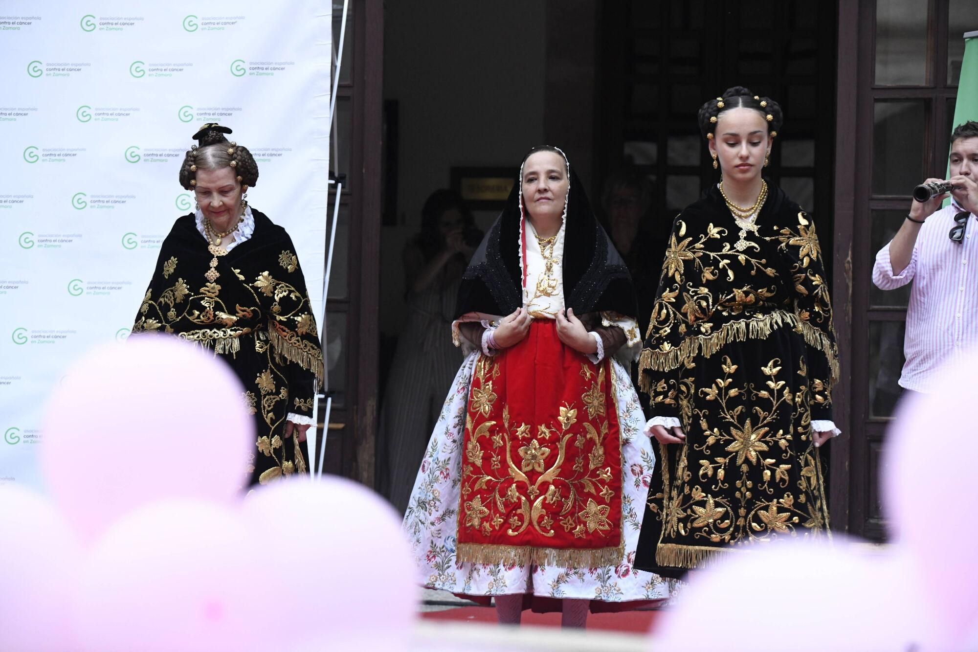 GALERÍA | Desfile por la vida: pacientes oncológicas visten trajes tradicionales de Zamora