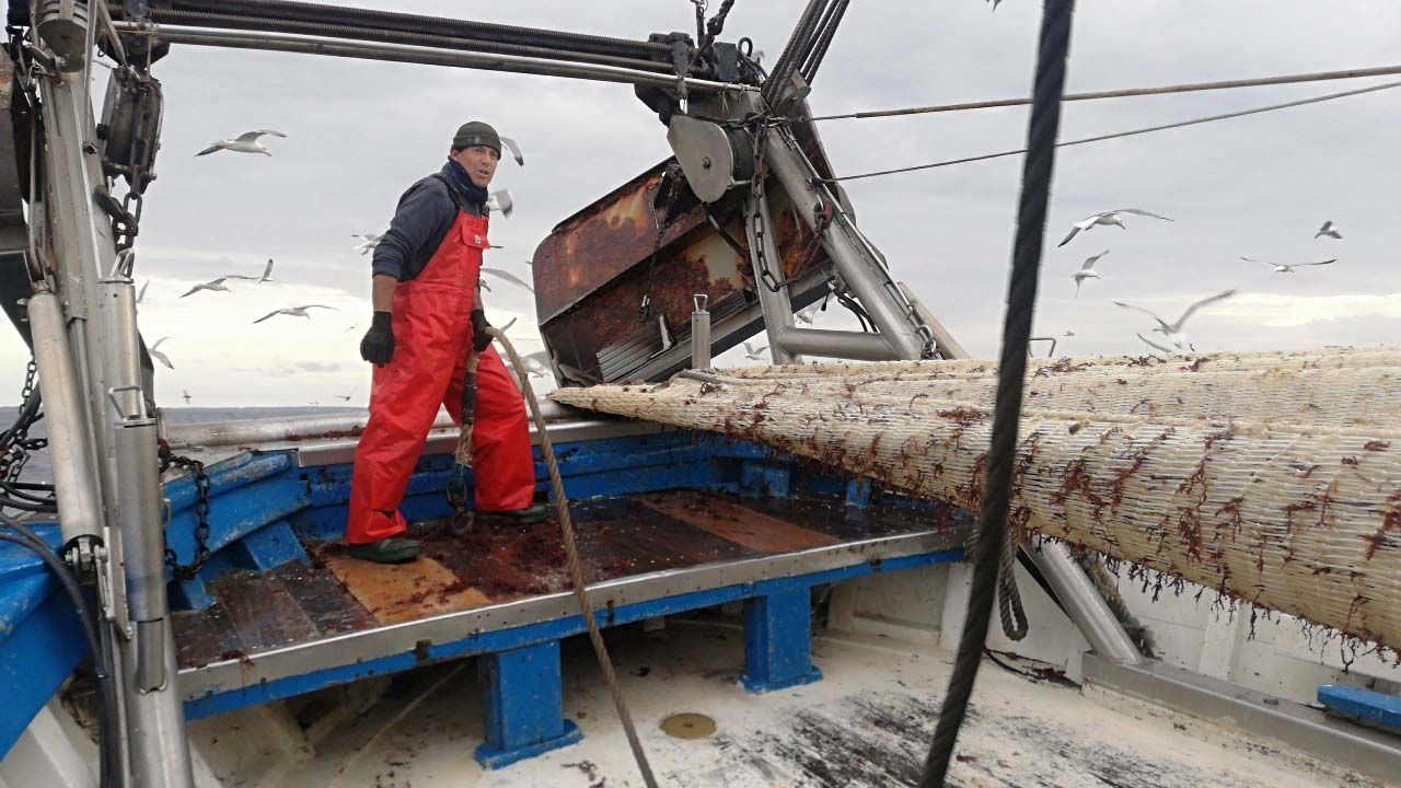 A bordo del ‘Charpat Segundo’, uno de los arrastreros convocados a la huelga contra la «criminalización» de la pesca y las medidas de la UE