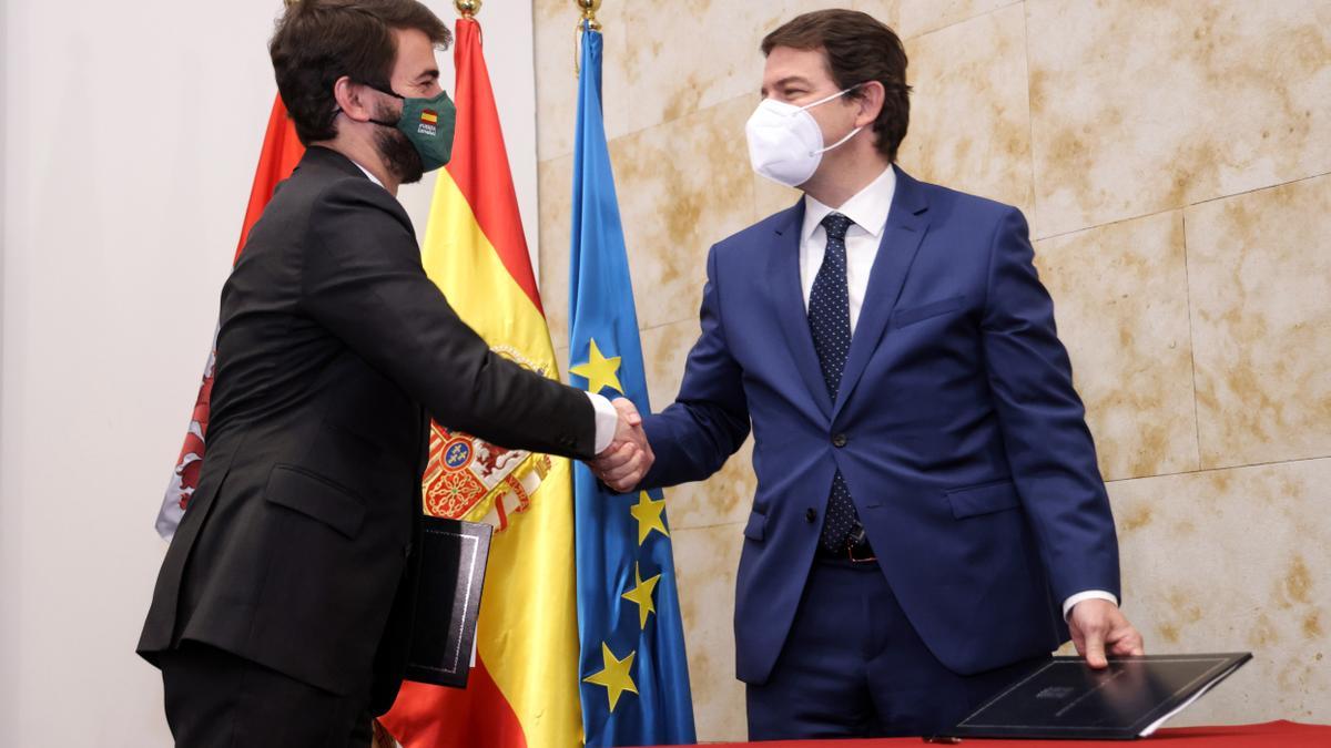 El líder de Vox en Castilla y León, Juan García-Gallardo (i) y el presidente en funciones de la Junta de Castilla y León, Alfonso Fernández Mañueco.