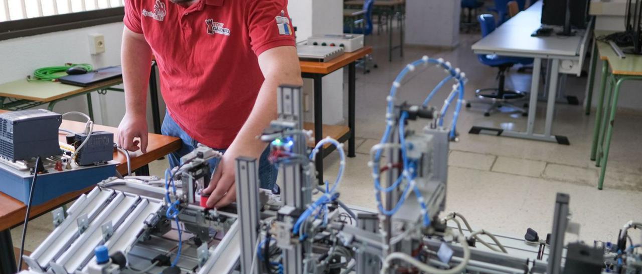 Un estudiante de informática de Canarias trabaja en un proyecto.