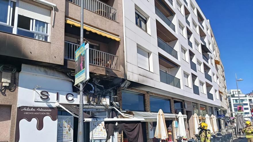Dañada en Sanxenxo la fachada de una heladería del paseo de Silgar al arder un cuadro eléctrico