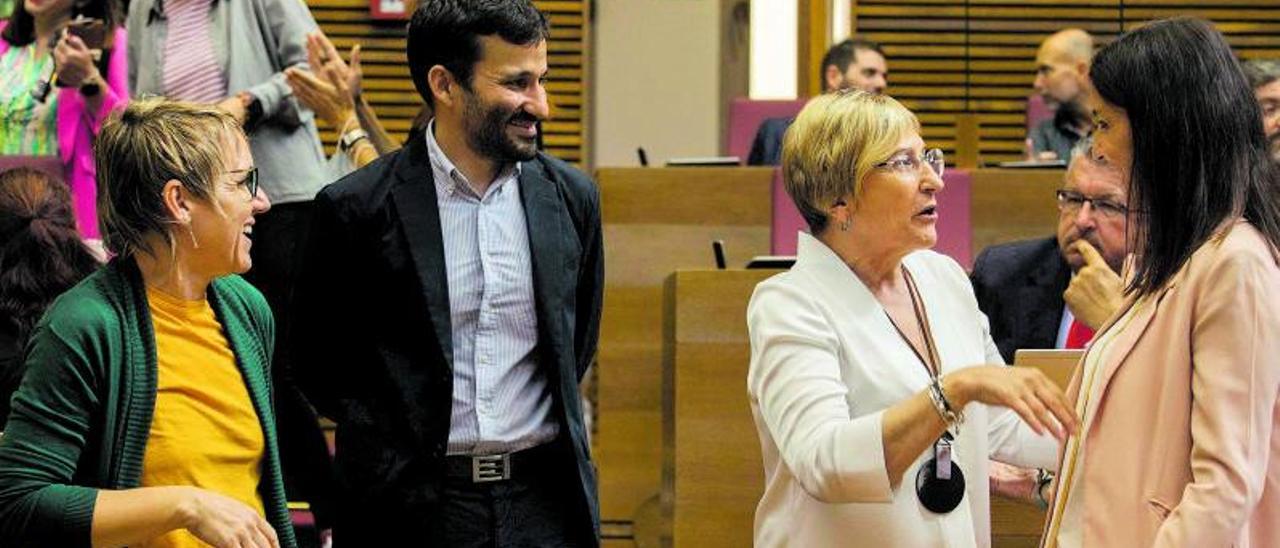 Toma de posesión del nuevo Consell, 
en el que la presencia de mujeres es ahora 
mayoritaria. f.bustamante