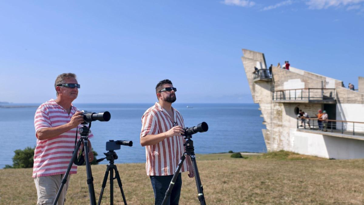 Alfonso Tomás, a la izquierda, con Edén Sánchez, en La Providencia, con todo su equipo para fotografiar el eclipse: sus gafas, cámaras, móvil, teleobjetivos y trípodes.