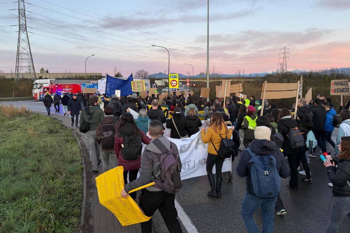 Imatges dels docents tallant la rotonda de Borrassà a l'N-II per reclamar més recursos i condicions "dignes" pel personal Imatges dels docents tallant la rotonda de Borrassà a l'N-II per reclamar més recursos i condicions "dignes" pel personal