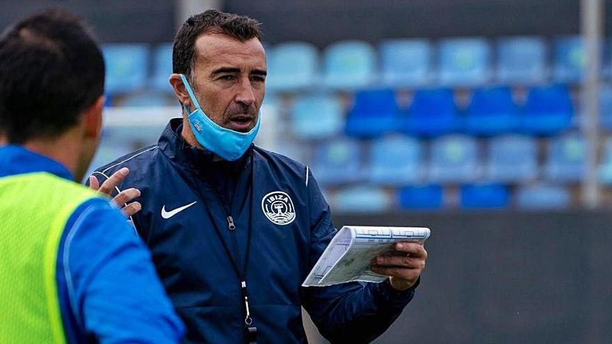 Juan Carlos Carcedo, técnico de la UD Ibiza, en un entrenamiento.