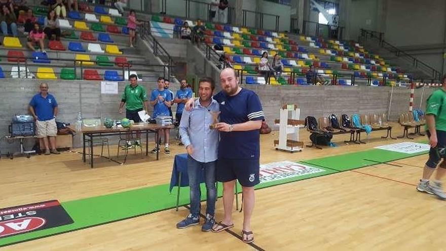 David Carbón recibe el trofeo, ayer, en el pabellón de Bueu.