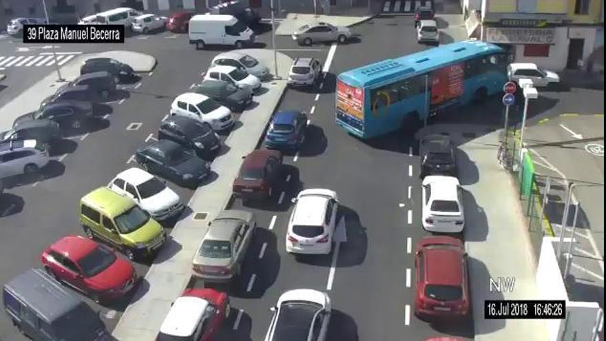 El vídeo del atasco por un coche mal aparcado en la calle Atindana