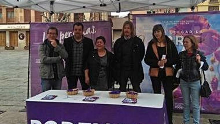 Fernández (tercero derecha) posa con candidatos de Podemos.