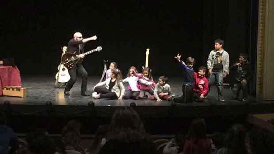 Suso González comparte escenario con un grupo de alumnos durante el concierto. Foto