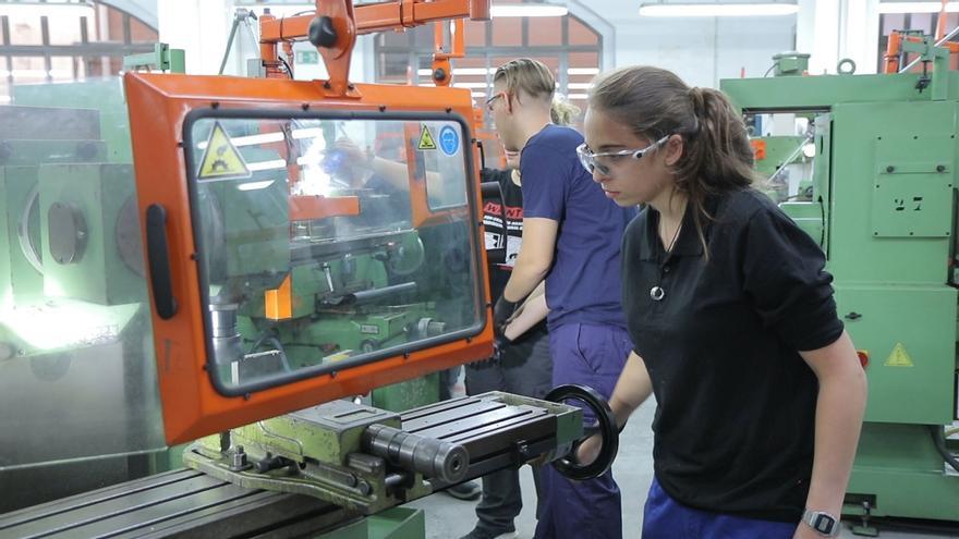 Una estudiante, en un taller de FP.