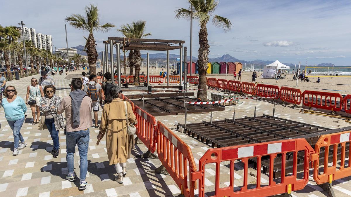 Las obras en el paseo de la playa de San Juan para apuntalar las pérgolas se siguen realizando en Semana Santa