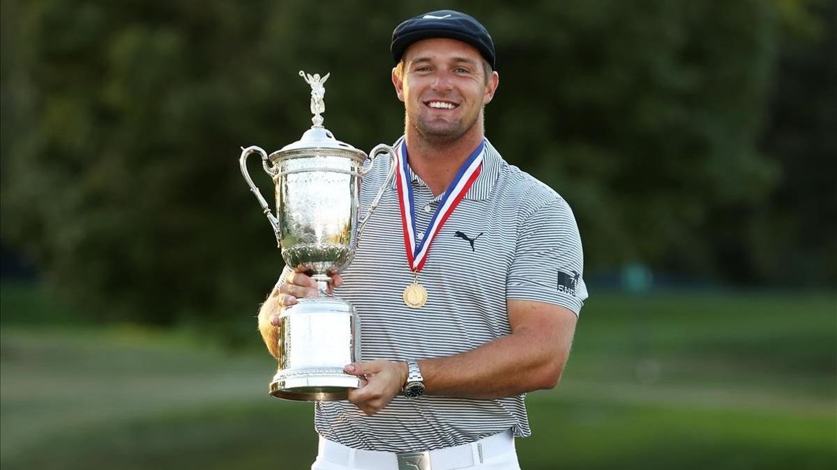 DeChambeau posa con su trofeo después de conquistar el Open de EEUU