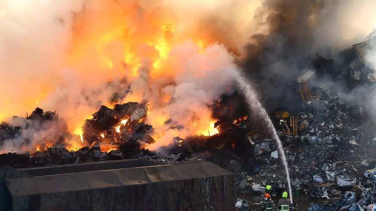 Declarado un nuevo incendio de madrugada en el PTR de Zaragoza: "El humo no es tóxico"