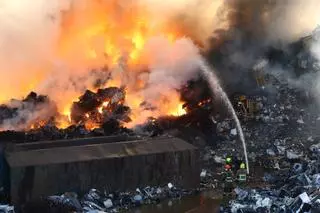 En imágenes | Declarado un nuevo incendio de madrugada en el PTR de Zaragoza