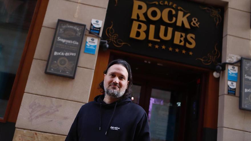 Pablo 'Patxi' Cano en la entrada del Rock &amp; Blues Café que dirige desde hace 10 años