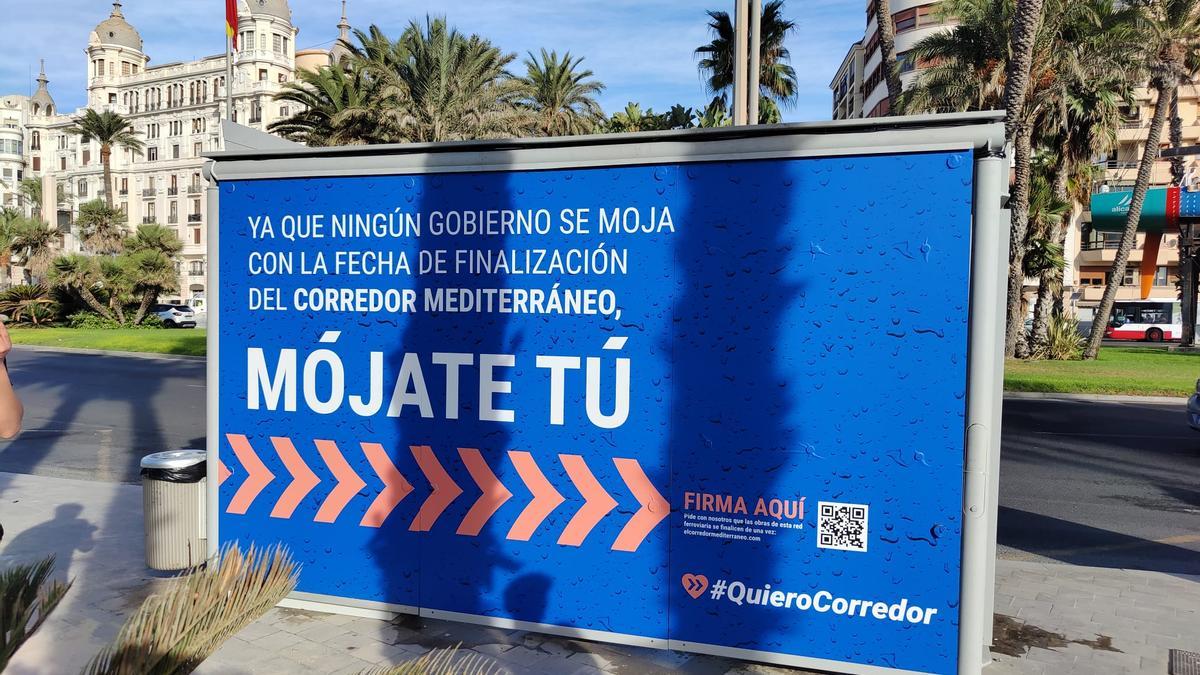 Imagen del cartel que ha estado colocado en Alicante todo el verano