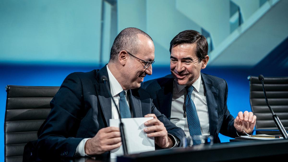 El consejero delegado de BBVA, Onur Genç (izda) y  presidente Carlos Torres Vila (dcha), durante la presentación de los resultados de BBVA de 2022