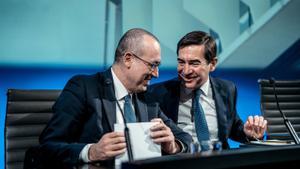 El consejero delegado de BBVA, Onur Genç (izda) y  presidente Carlos Torres Vila (dcha), durante la presentación de los resultados de BBVA de 2022