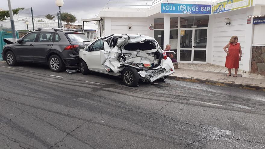 Un coche, a gran velocidad, choca contra tres vehículos que estaban aparcados en Maspalomas