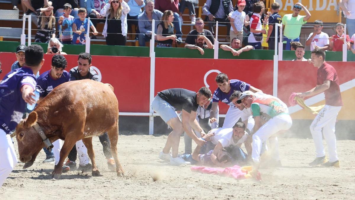 Momento en el que Samuel Valero cubría a Unai Merino mientras permanecía inconsciente en el suelo.