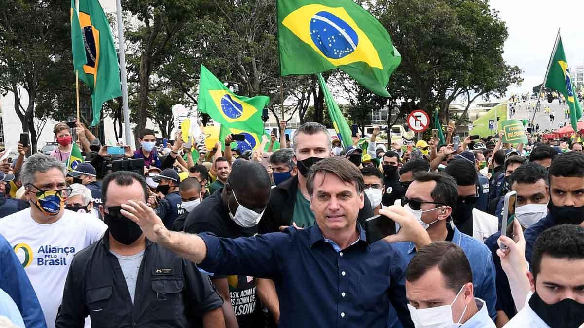 Bolsonaro ignora las recomendaciones y se mezcla con la gente en una multitudinaria manifestación