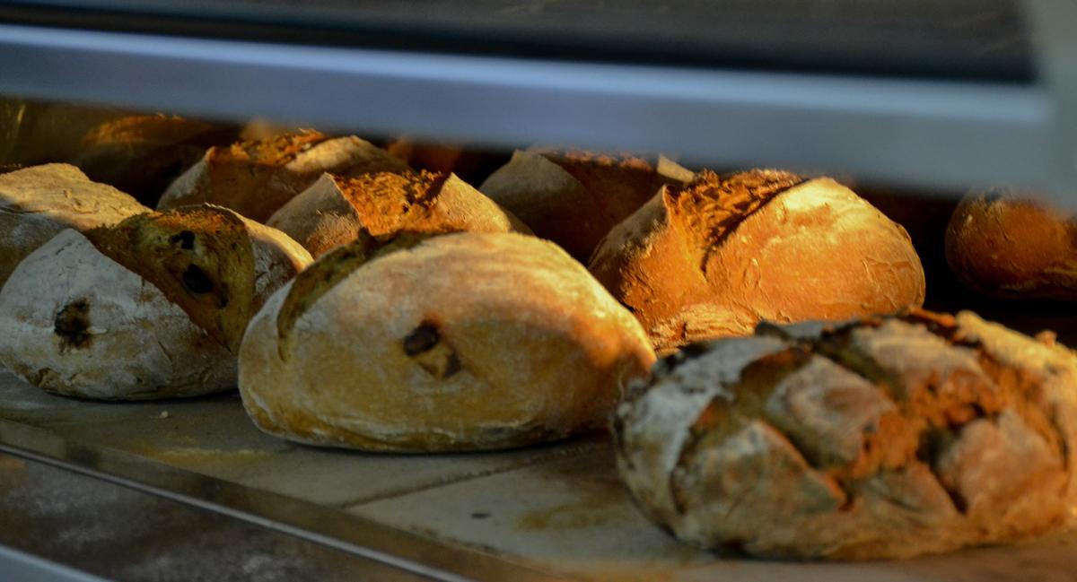 Algunos de sus panes sin gluten, sin lactosa y sin ázucar, a punto de salir del horno.