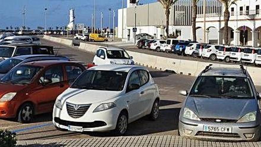 Todos los aparcamientos de la vía de acceso al puerto serán zona azul para coches particulares.