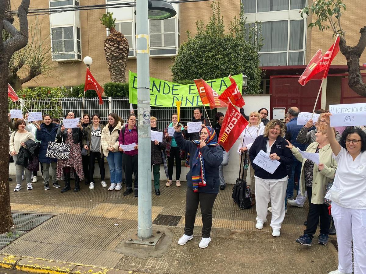 Los empleados de las residencias públicas concertadas reclaman la equiparación salarial con los trabajadores de los centros gestionados directamente por la Administración.