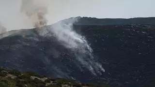 El incendio de Tornavacas alcanza la Garganta de los Infiernos: 115 efectivos y 17 medios aéreos trabajan en la extinción