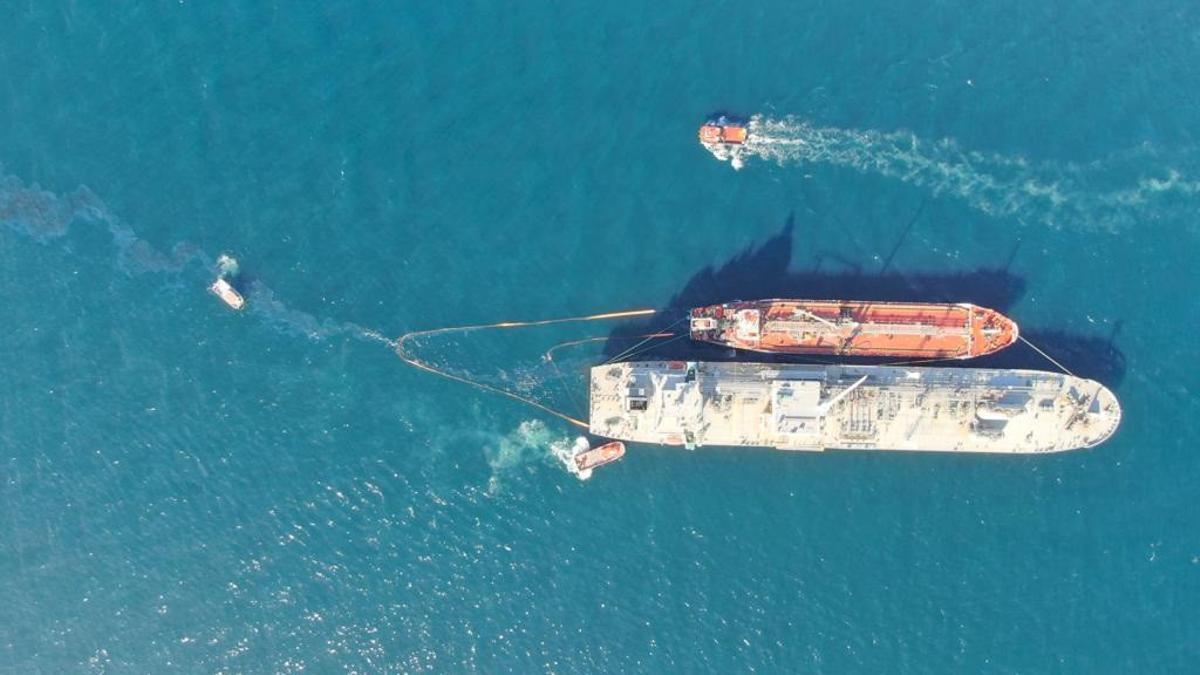 El vertido de fuel desde un barco que repostaba en Gibraltar obliga a suspender las operaciones en su puerto.