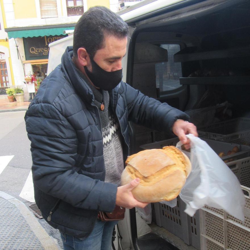 El panadero, repartiendo este viernes, en Cangas de Onís.