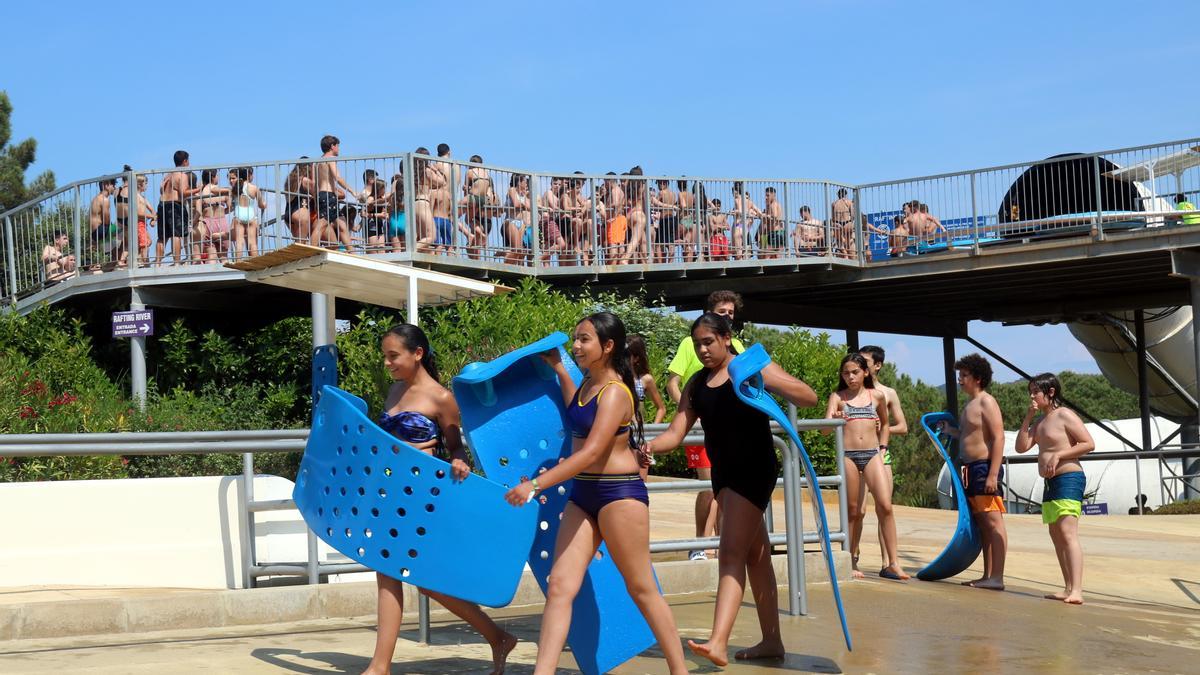 Cues a les atraccions del parc aquàtic Waterworld de Lloret de Mar