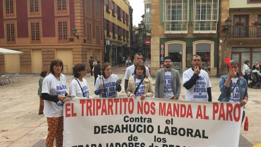 Trabajadores de La Auxiliar de Recaudación, en una protesta frente al Ayuntamiento.