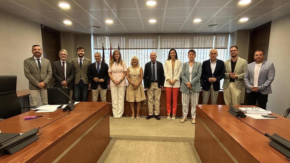 Foto de familia de la Comisión de Política Territorial con la secretaria general de UGT Región, Francisca Sánchez Salmerón.